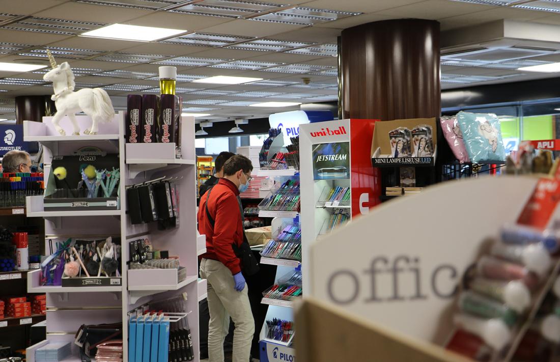 Els alumnes d'FP inicial en serveis comercials prefereixen l’àmbit de magatzem al d’atenció al públic.