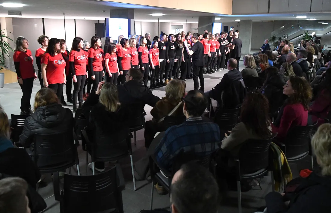 La celebració s'ha iniciat amb l'actuació del Cor Rock d'Encamp.