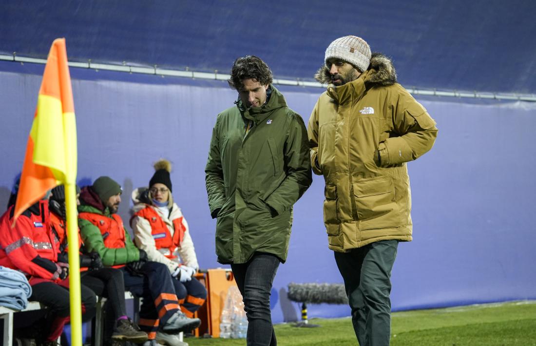 Jaume Nogués, director esportiu de l’FC Andorra, xerrant amb l’entrenador de l’equip, Eder Sarabia, en el partit contra l’Albacete Balompié.