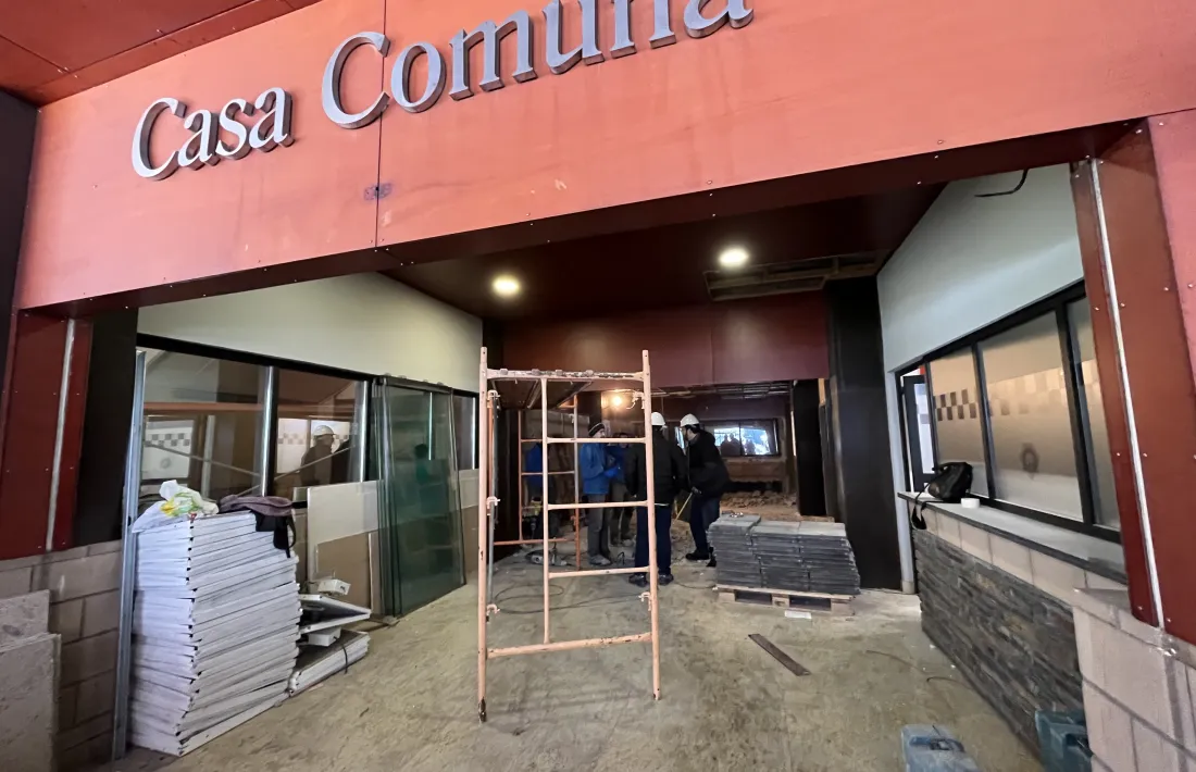 Operaris treballant en les obres del nou servei de Tràmits de la Massana.