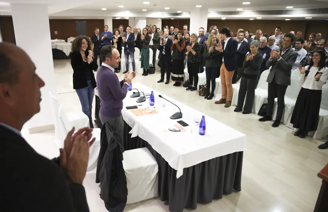 La militància demòcrata aplaudeix Espot després d'anunciar al darrer congrés la voluntat d'optar a la reelecció.