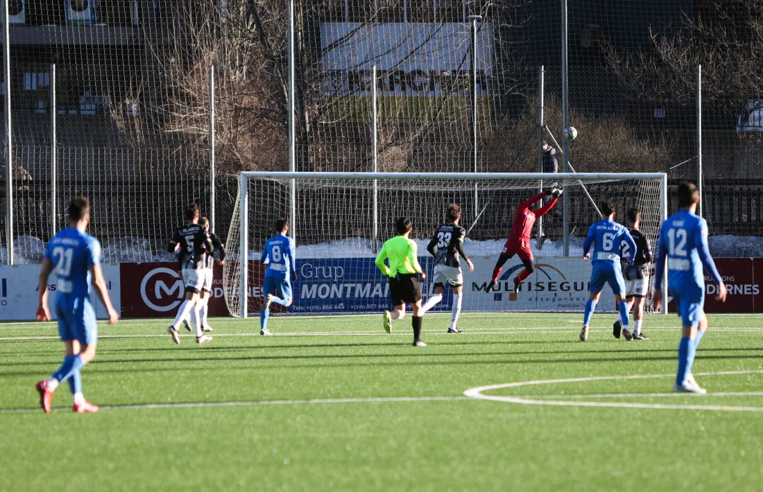 Jesús Coca, el porter de la UE Engordany, va salvar més d’un gol de l’Atlètic Escaldes.
