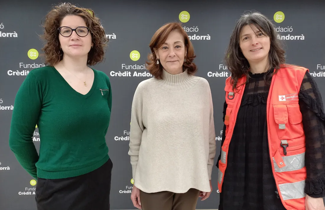La directora de la Fundació Crèdit Andorrà, Francesca Ros, la coordinadora social de la Creu Roja Andorrana, Carina Leclerc i la responsable del Banc d’Aliments de Càritas Andorrana, Marta Roma.