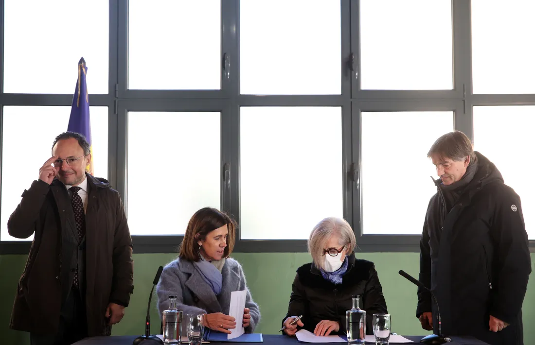 Un moment de la signatura del contracte d'arrendament, aquest matí.