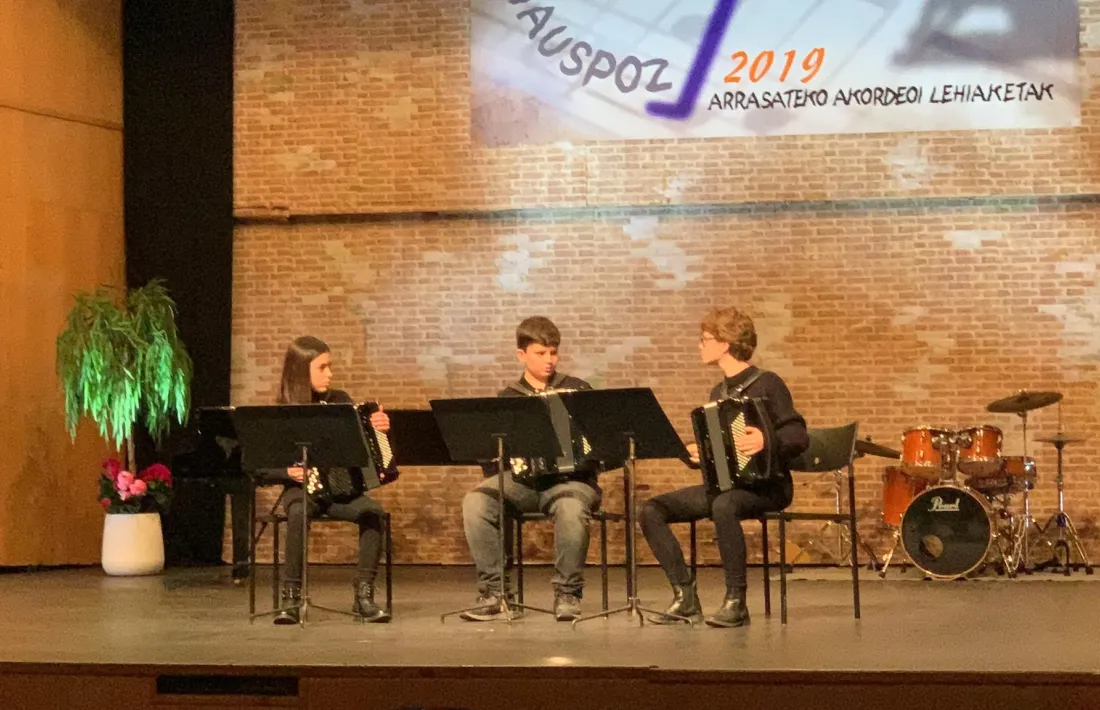 Alumnes del conservatori en la participació al festival d'acordió a Arrasate. 