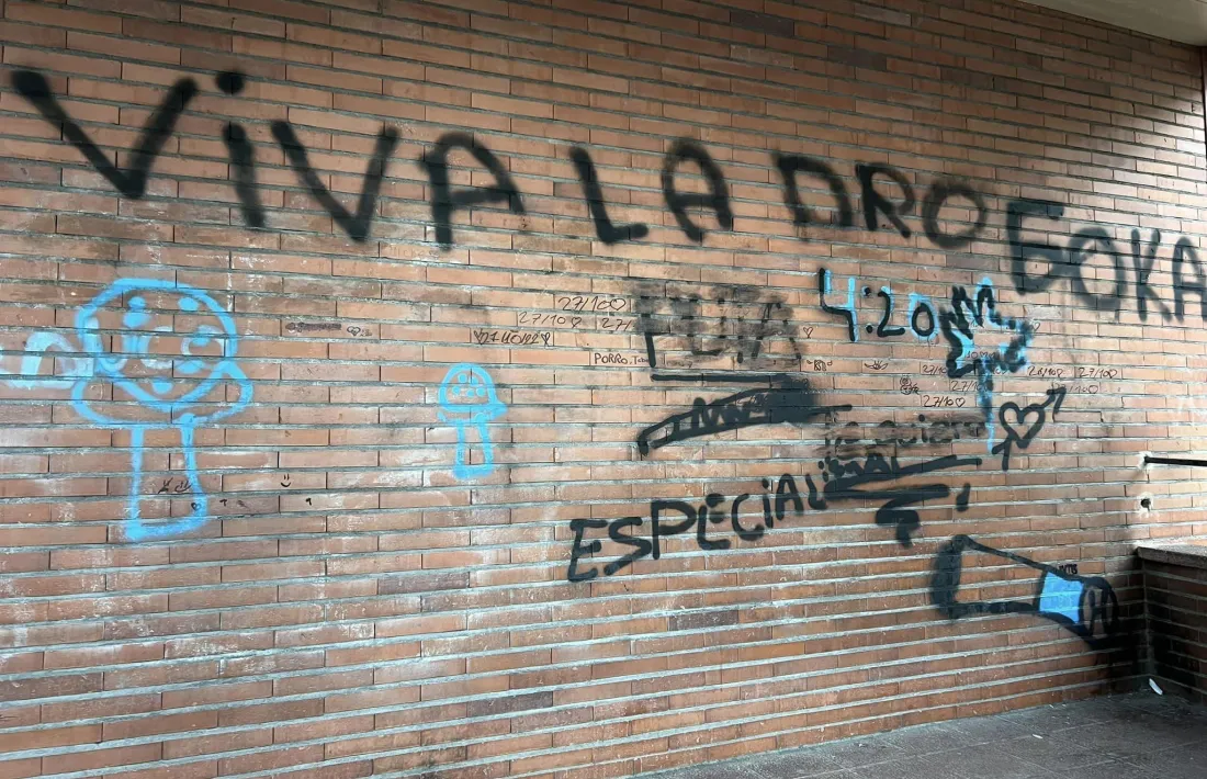 Els grafits s’enfilen per la paret de l’església de Santa Magdalena. 