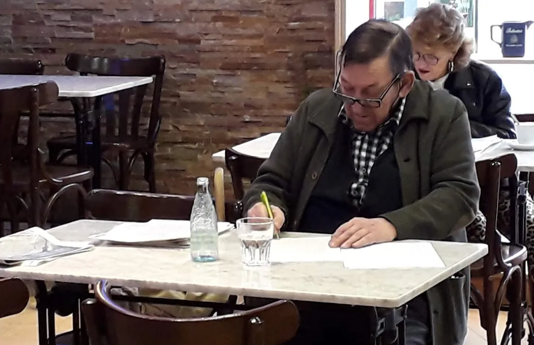 Estampa clàssica d’Antoni Morell al desaparegut cafè Sinquede, on mantenia tertúlia matutina i escrivia els seus articles.