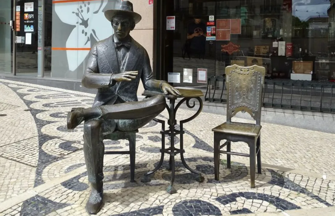 Escultura de Pessoa davant de A Brasileria, el  cafè del Chiado lisboeta que freqüentava.