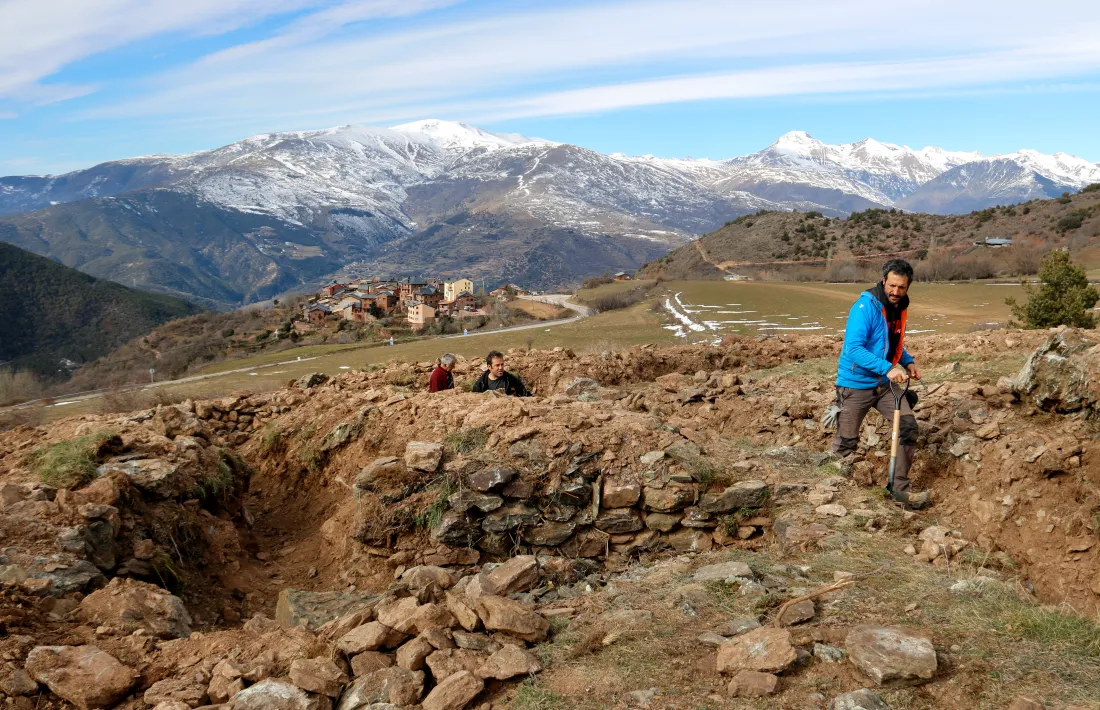 L'arqueòleg Xavi Sánchez, resseguint la línia de trinxeres. 