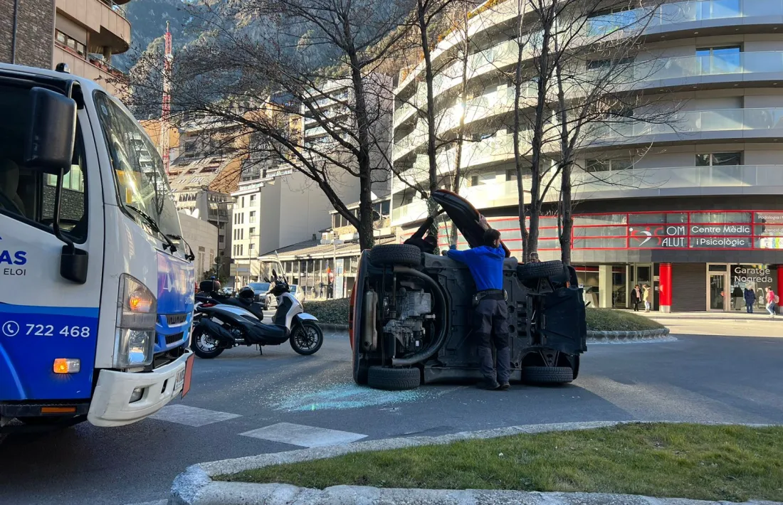 El vehicle ha quedat bolcat al mig de la rotonda.