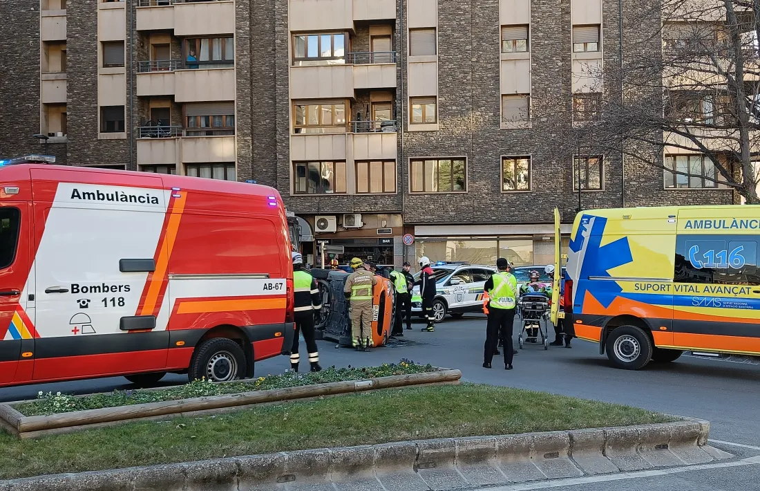 Els serveis d'emergències atenent la conductora accidentada.