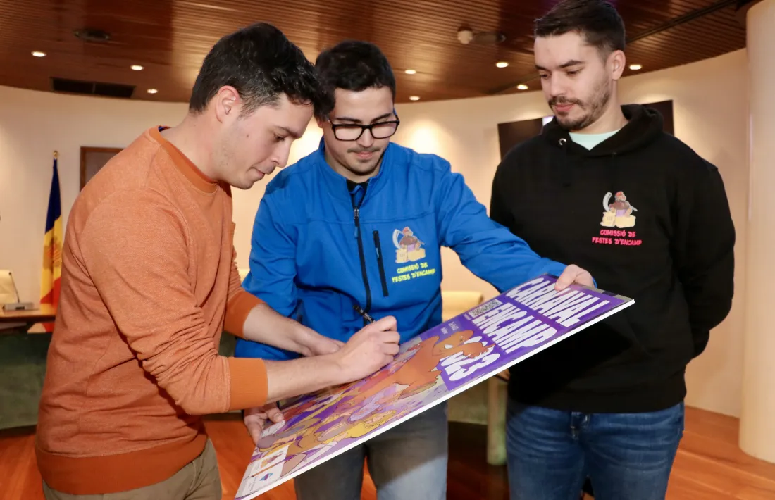 El guanyador del concurs del cartell del Carnaval d'Encamp, Ramon Pujol, firmant el cartell.