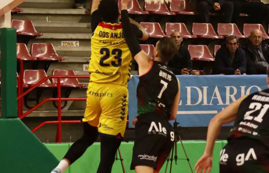 Felipe Dos Anjos, el pivot brasiler del BC MoraBanc, va anotar 11 punts i va capturar 6 rebots contra el Grupo Alega Cantàbria.
