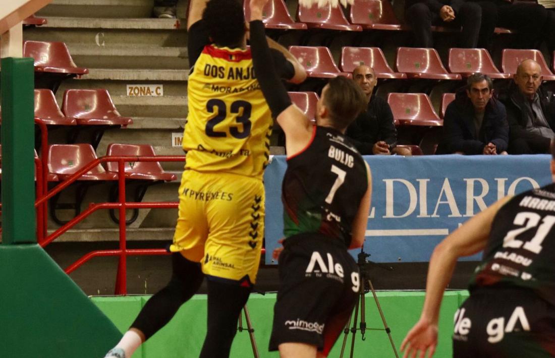 Felipe Dos Anjos, el pivot brasiler del BC MoraBanc, va anotar 11 punts i va capturar 6 rebots contra el Grupo Alega Cantàbria.
