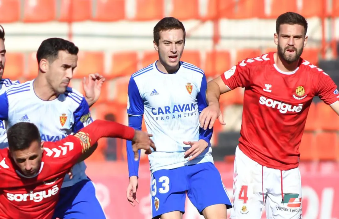 Marc Aguado, amb el número 33, quan va debutar amb el Saragossa contra el Nàstic.