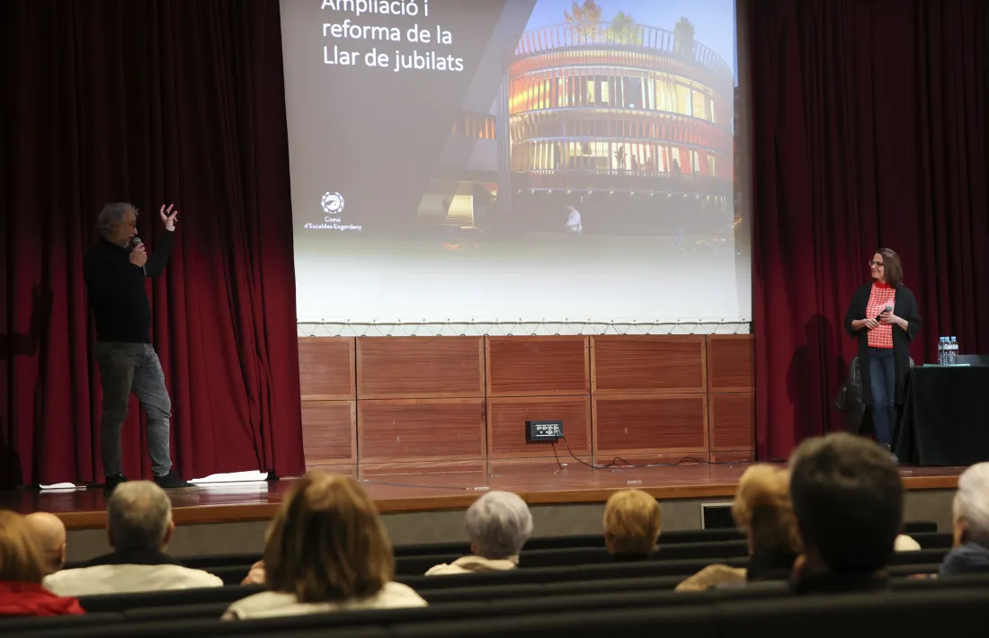 Monegal i Gili donant explicacions en la reunió de poble d’aquesta tarda.
