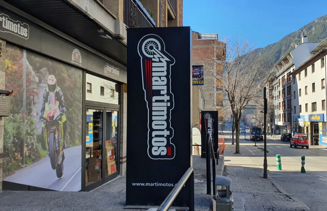 Un establiment comercial del sector del motociclisme.