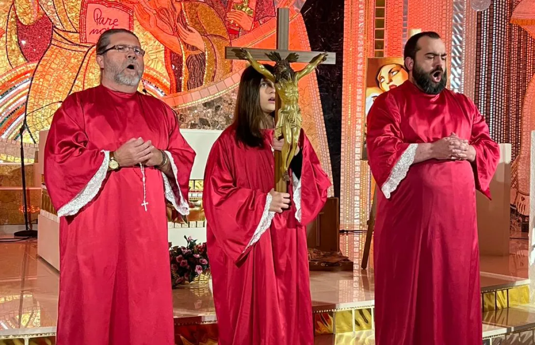 El cor, Daniel González, Elisenda Gallardo i Xavi Tomàs, després de cantar el 'Te Deum'.