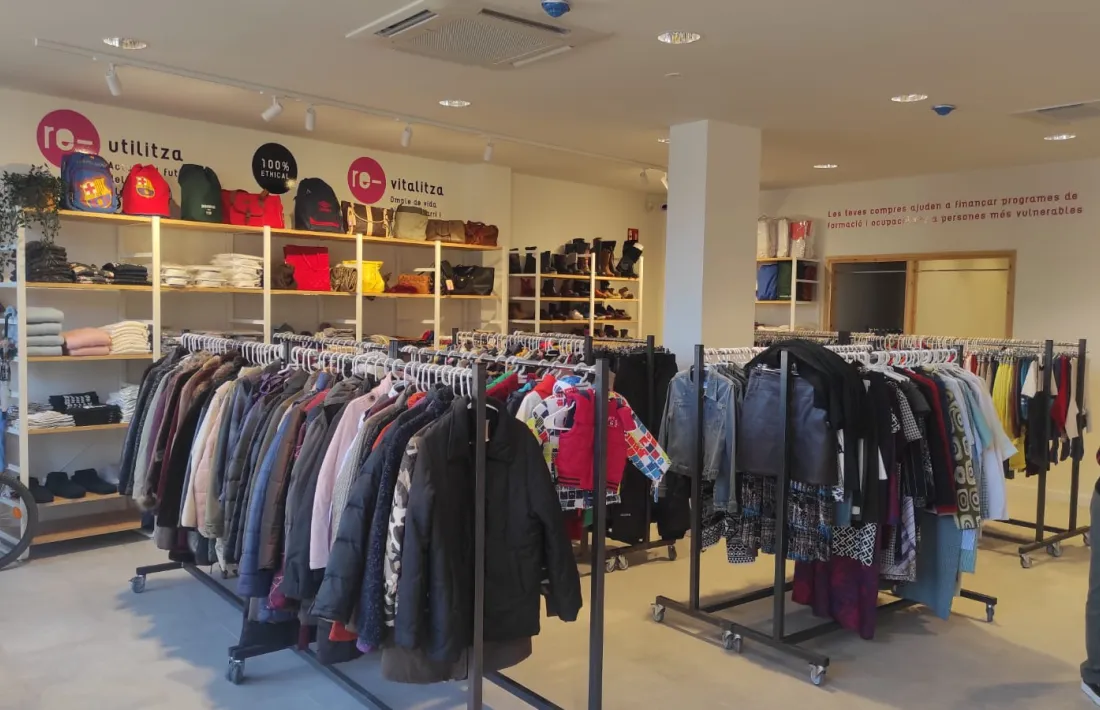   Interior de la botiga de peces de segona mà que gestiona Càritas Urgell. 