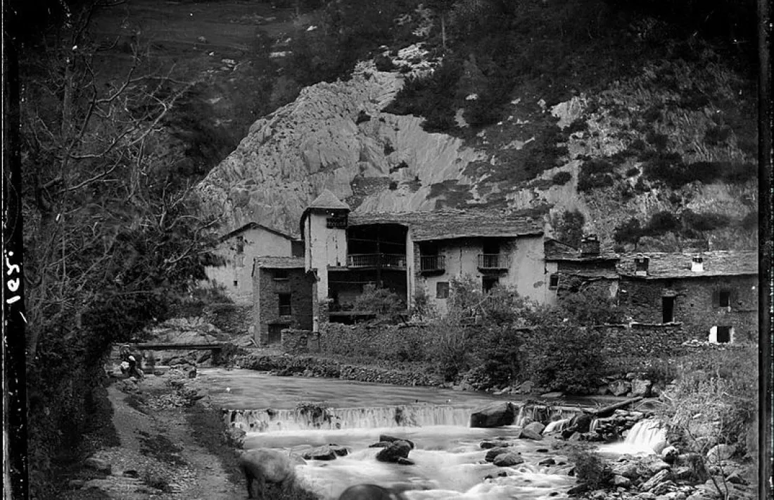 Cal Pal de la Cortinada en una fotografia del 1890: encara hi vivien l’Antoni i el Valentin, el besoncle i l’avi de l’autora.