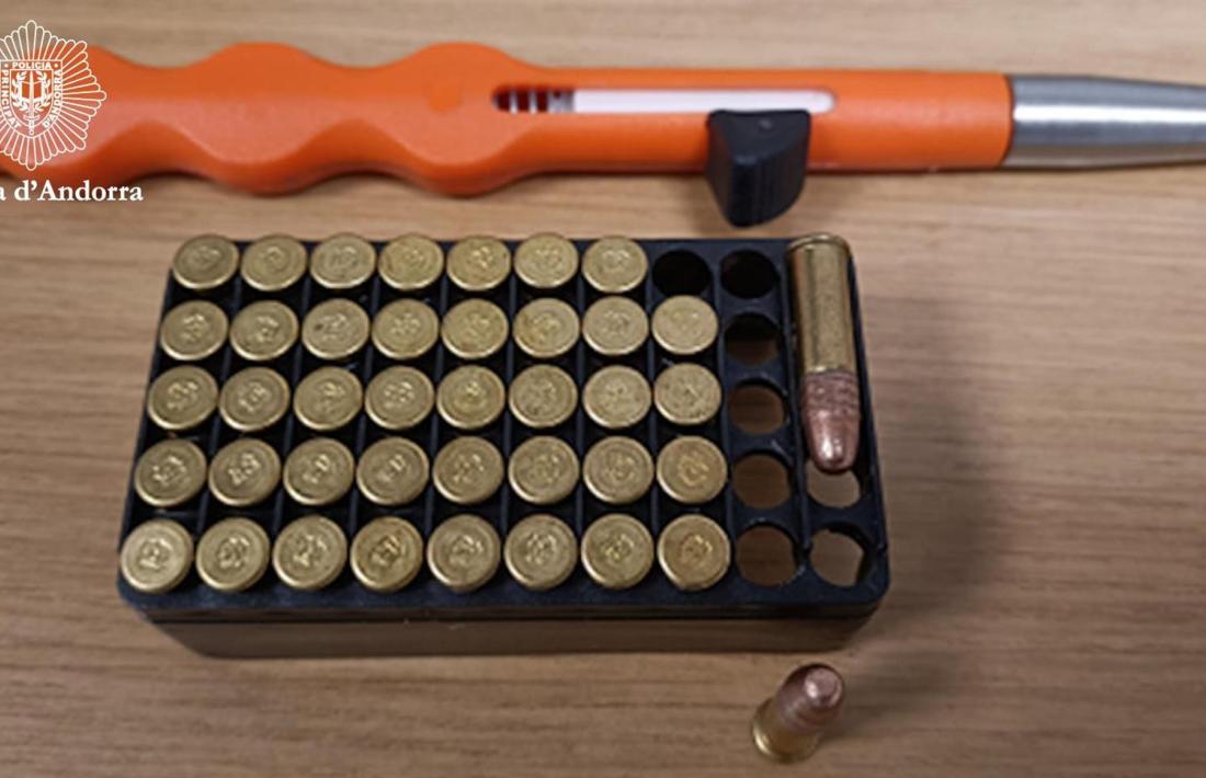 El bolígraf pistola que la policia va trobar al detingut.