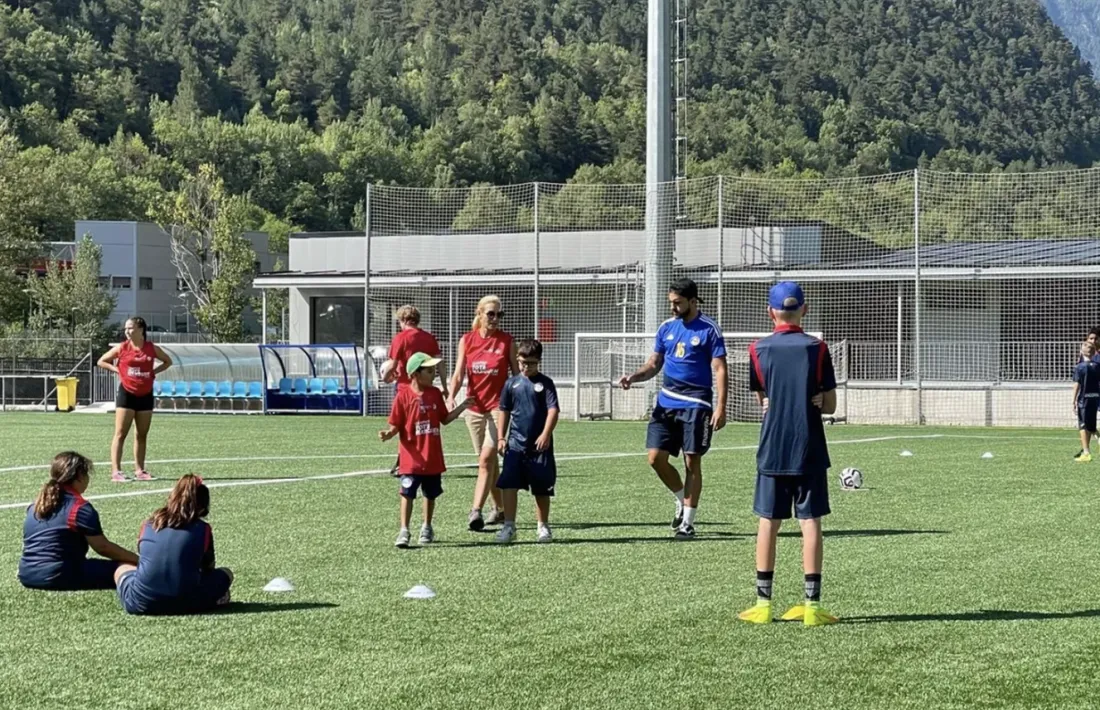 Infants en un campus esportiu.