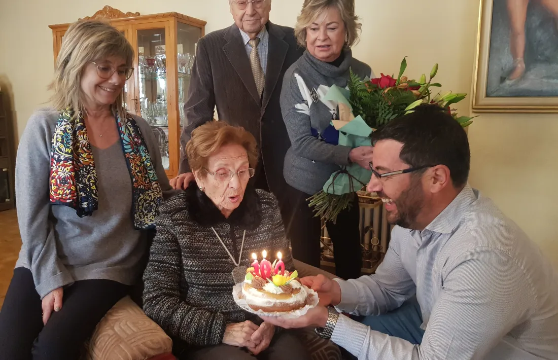 Envoltada dels seus, ha bufat les espelmes del pastís que sostè Viaplana. 