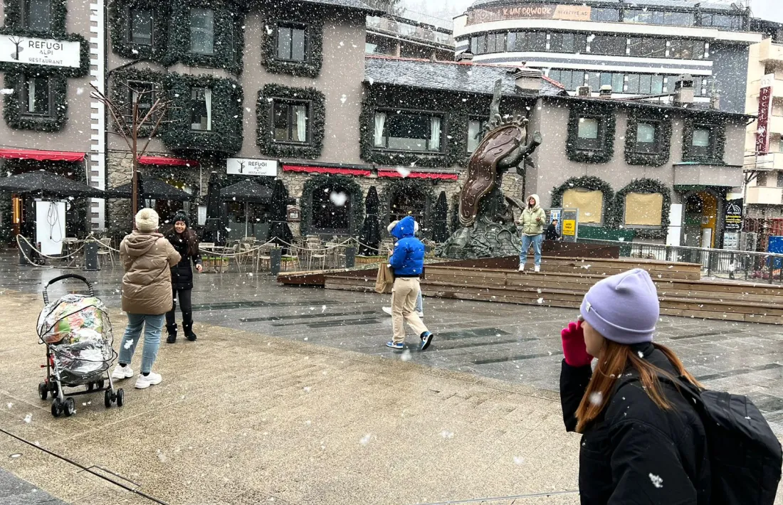 Poc després de les 8 del matí ha començat a nevar a la capital.