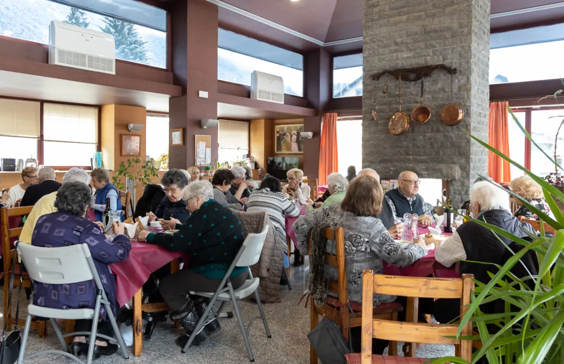 Un moment de la celebració del trinxat de carnestoltes a Ordino, aquest migdia.