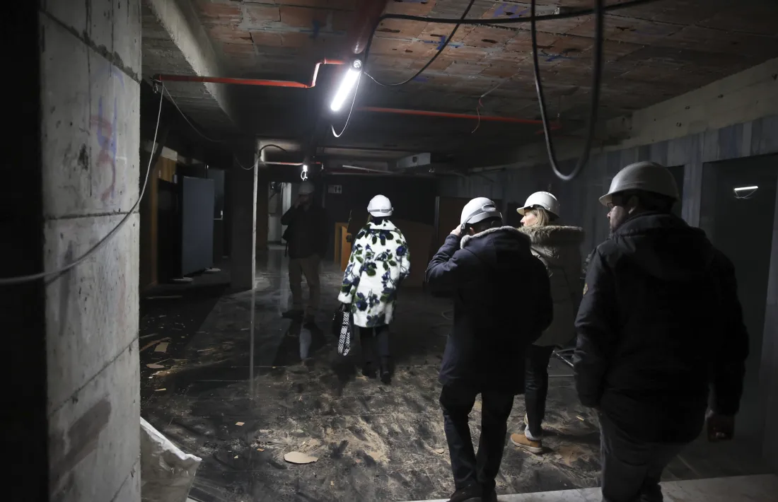 La visita d’obres vol mostrar la complexitat dels treballs de reconstrucció a causa dels danys pel foc i l’aigua.