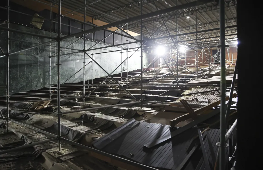 Espais com l’auditori s’han hagut de desmuntar peça a peça per poder netejar exhaustivament.