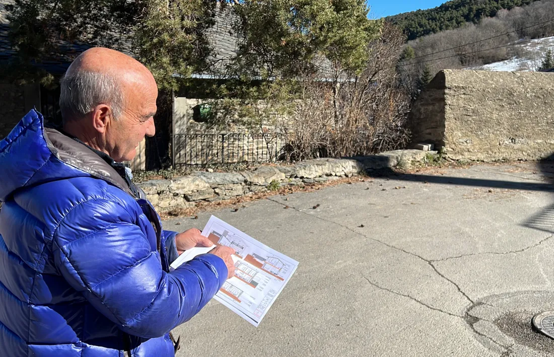 L'alcalde de Fontanals de Cerdanya, Ramon Chia, mostra els plànols. 
