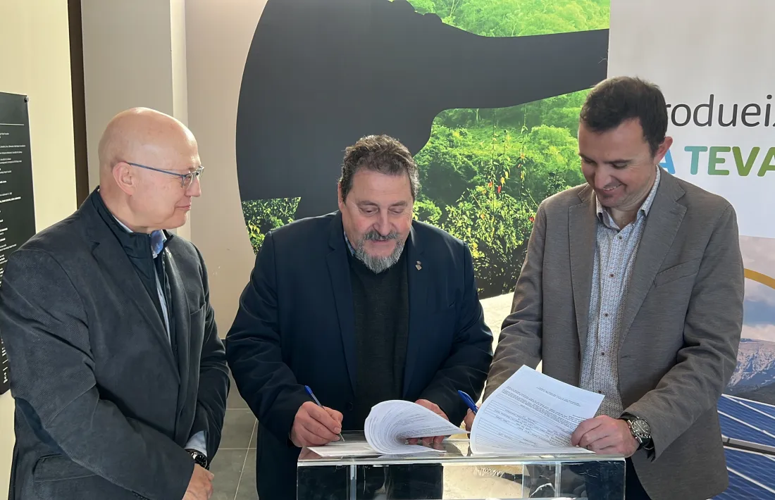 L'alcalde de Coll de Nargó, Martí Riera, amb els responsables de la companyia elèctrica. 