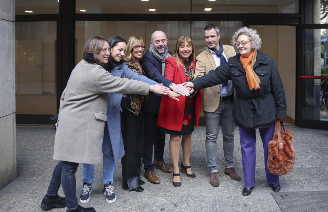 Foto de família dels cònsols i els representants de les cinc associacions que s’ubiquen a ‘L’Encaix”. 