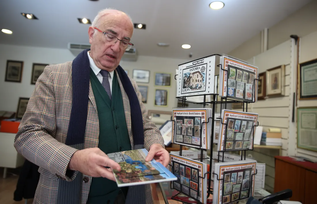 Vicenç Lucas, a l’establiment de Príncep Benlloch, on la Filatèlia Andorrana es va mudar fa dos anys.