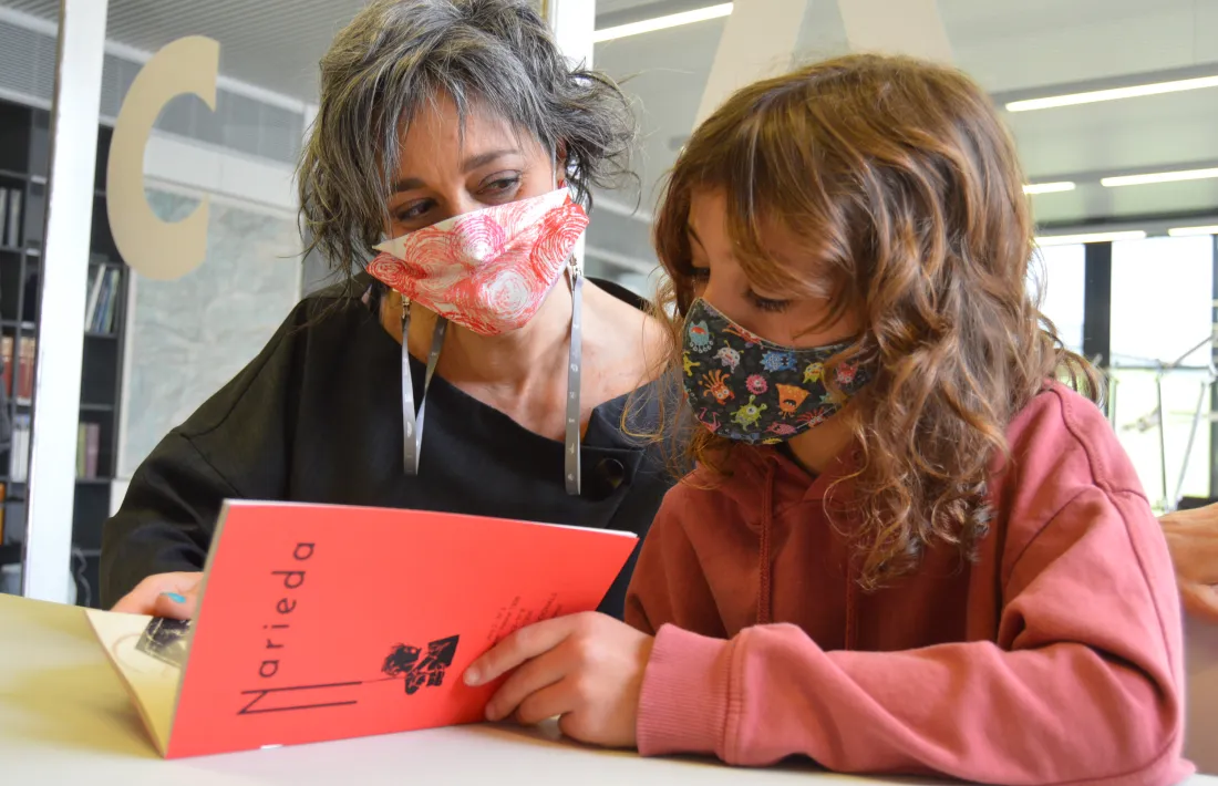 Mar Garcia, que està darrere de tot el moviment de recuperació, i una joveníssima alturgellenca, amb el facsímil de la revista. 