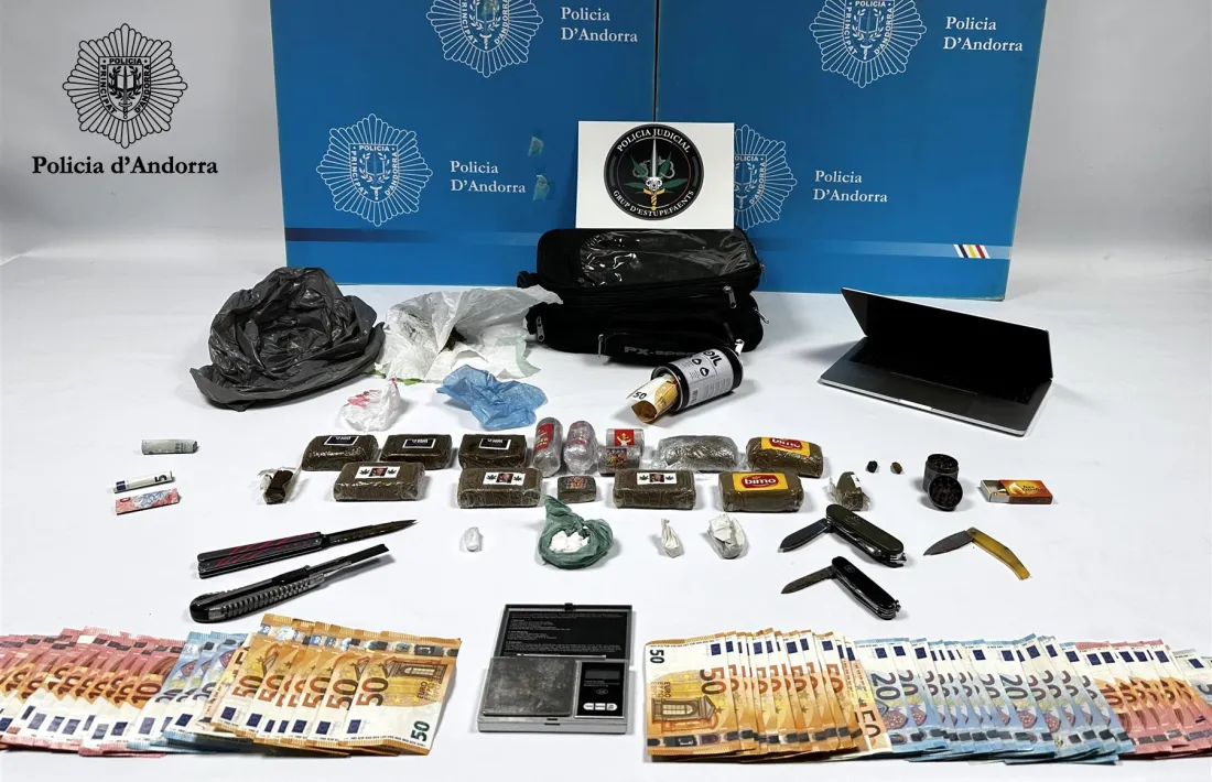 La droga, els diners i diferents estris decomissats per la policia.