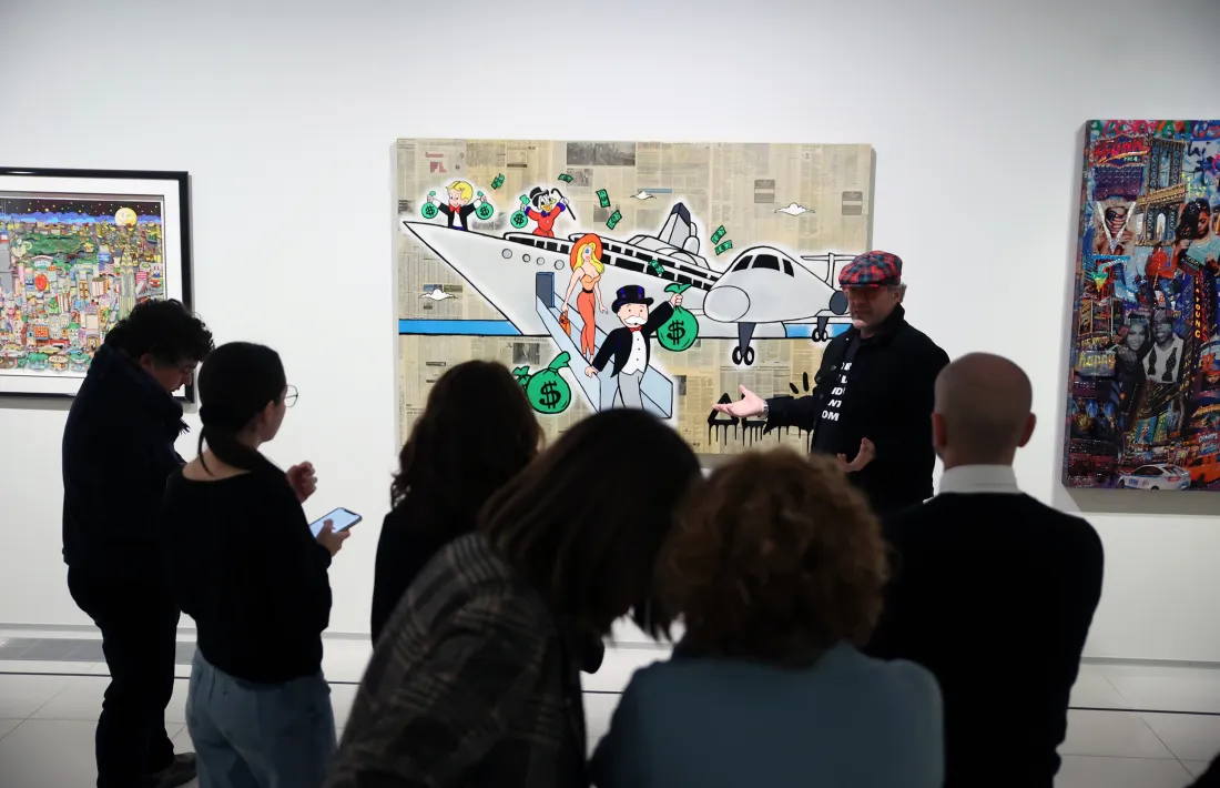 El comissari, Guille Cervera, exlplica els intrellats de ‘Private Yet’, d’Alec Monopoly.