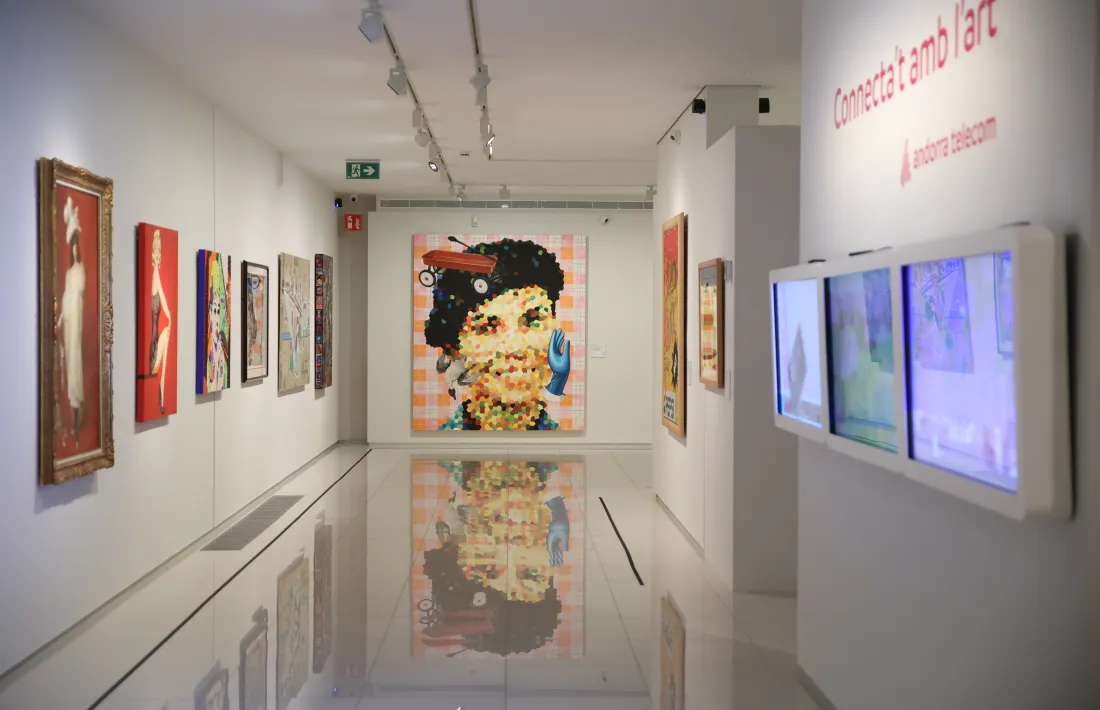 Vista general de la sala principal del Thyssen, amb 'Dona amb boina negra' al fons.