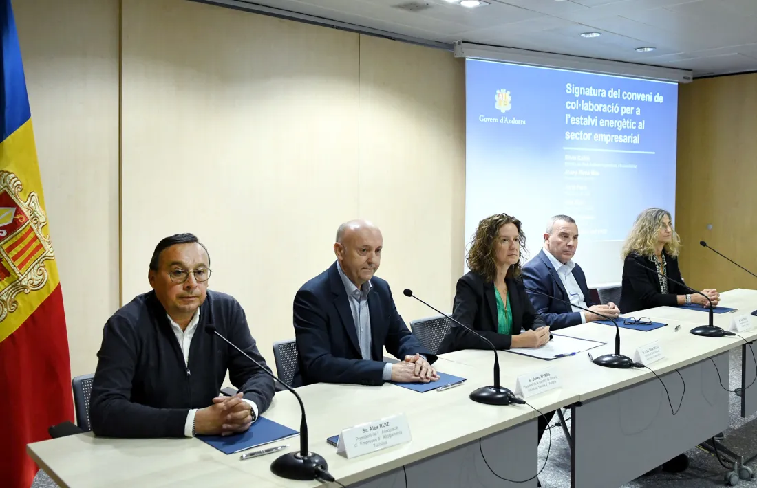 El Govern va signar un acord per a la implementació de les mesures d’estalvi amb el sector empresarial l’octubre passat.