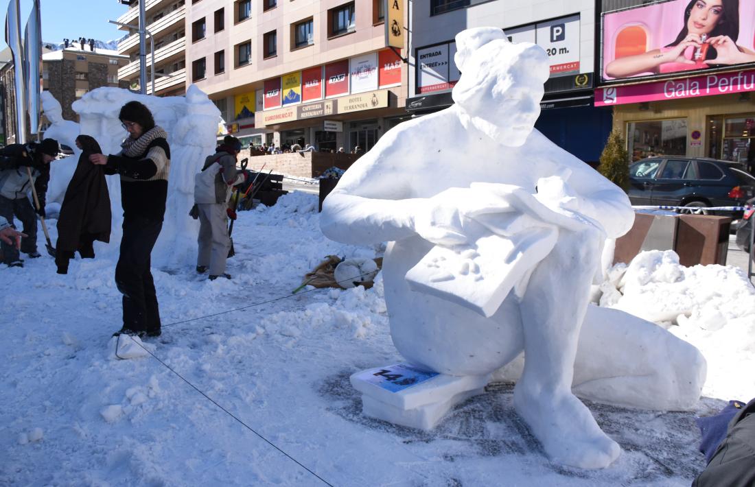 Algunes de les escultures de neu que han participat en el concurs.