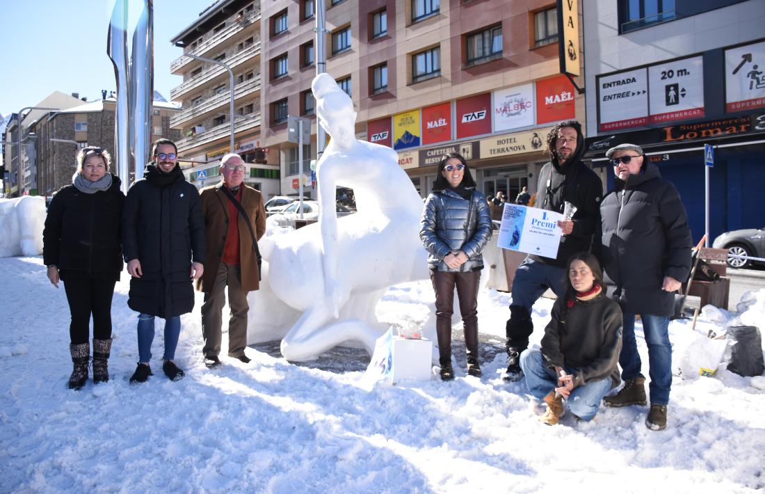 Les autoritats amb l'escultura guanyadora.