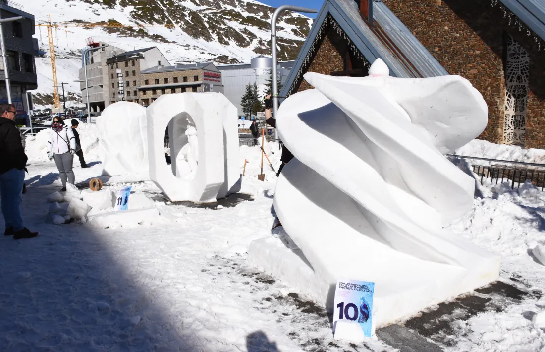 Algunes de les escultures de neu que han participat en el concurs.