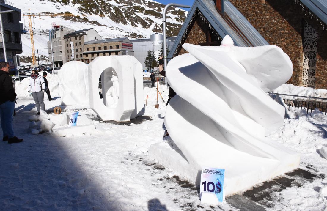 Algunes de les escultures de neu que han participat en el concurs.
