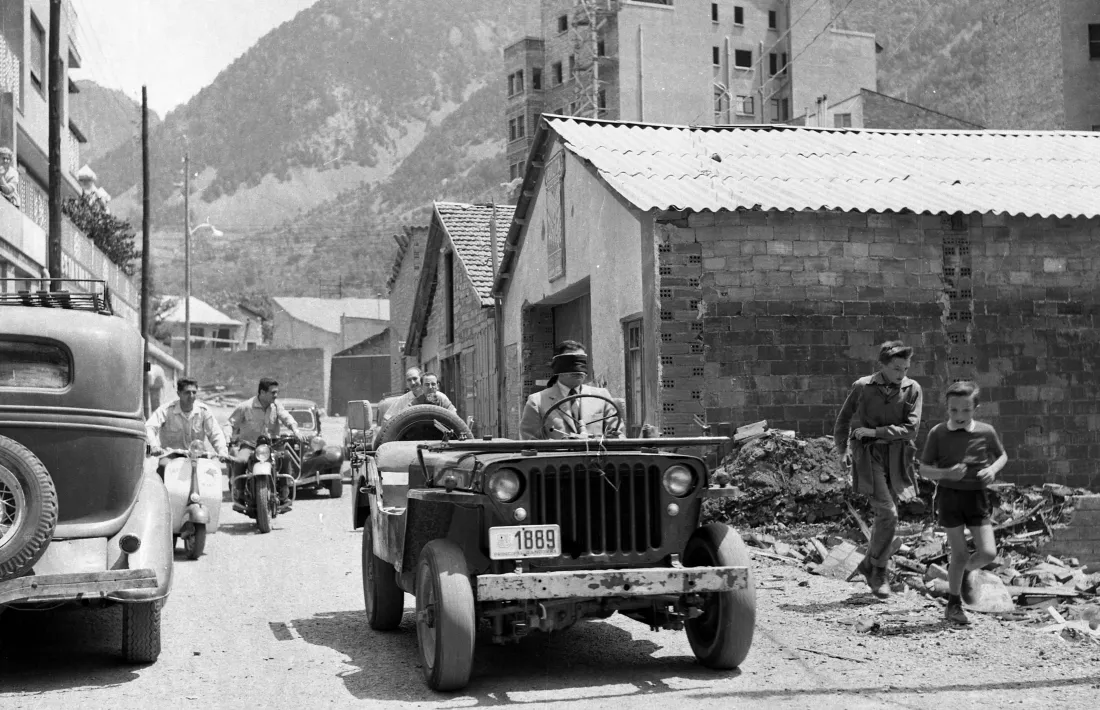 Va ser a la plaça Benlloch i va consistir a conduir a cegues un jeep Willys.