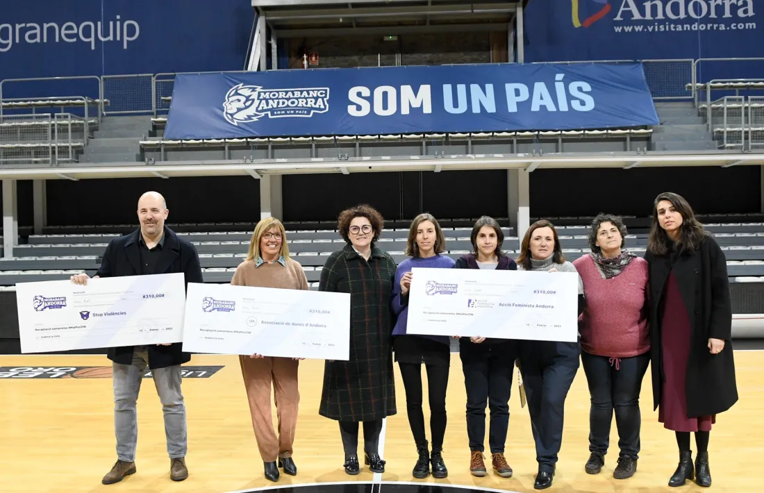 Entrega de xecs de la campanya del 25N.