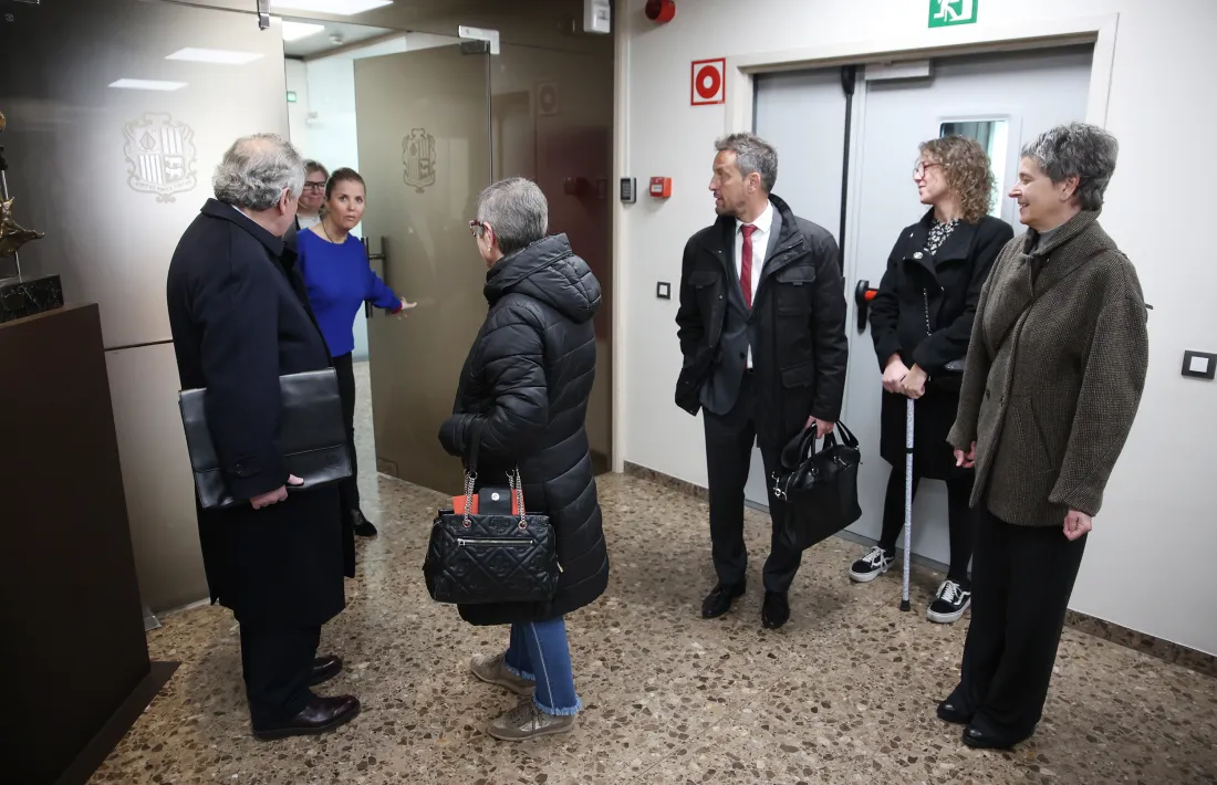 Els representants de l'aliança socialdemòcrata esperant per presentar la llista.