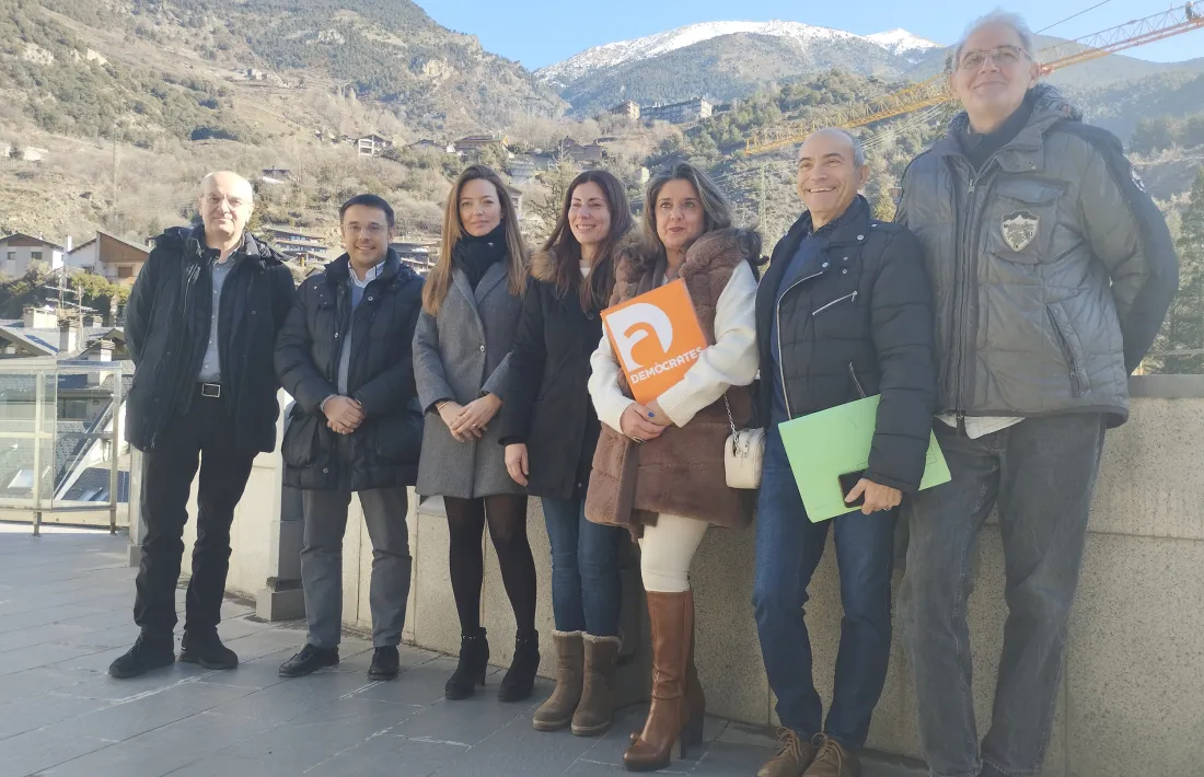 Helena Mas, cap de llista demòcrata a la territorial laurediana, en la presentació de les llistes amb els membres de la candidatura.