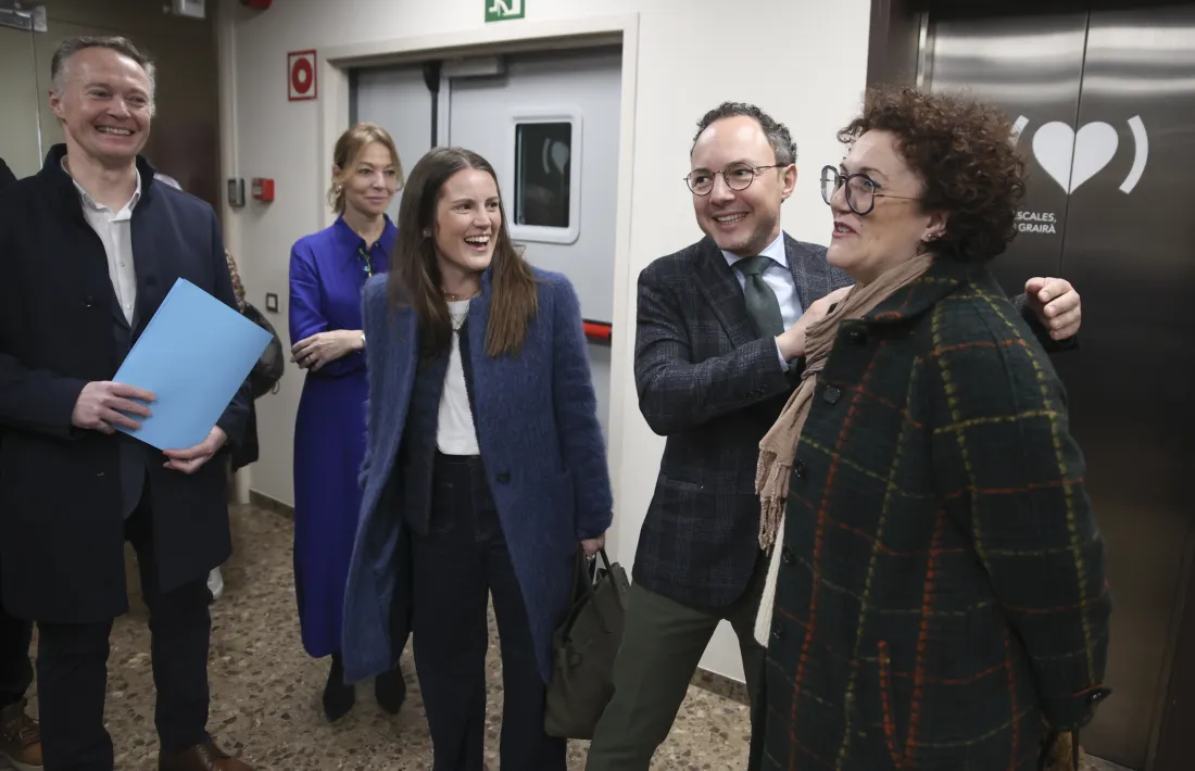 Xavier Espot amb les candidates d’Acció Judith Pallarés i Noèlia Souque.