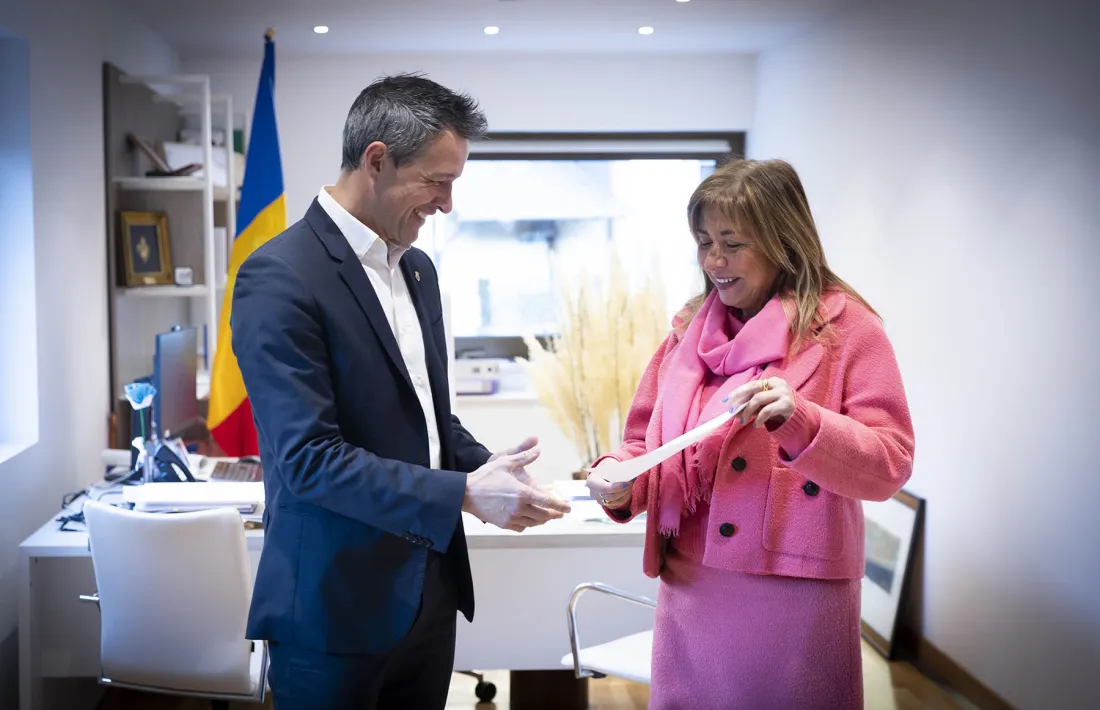 Conxita Marsol en el moment d’entregar la carta de dimissió a David Astrié.